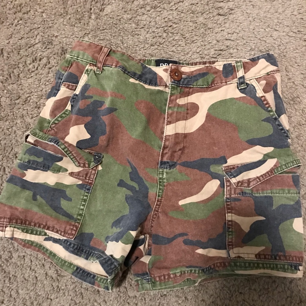 CAMO BDG SHORTS🖤💚✨